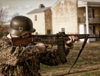 Δοκιμάζοντας το γερμανικό StG 44 Sturmgewehr του Β΄ΠΠ (βίντεο)